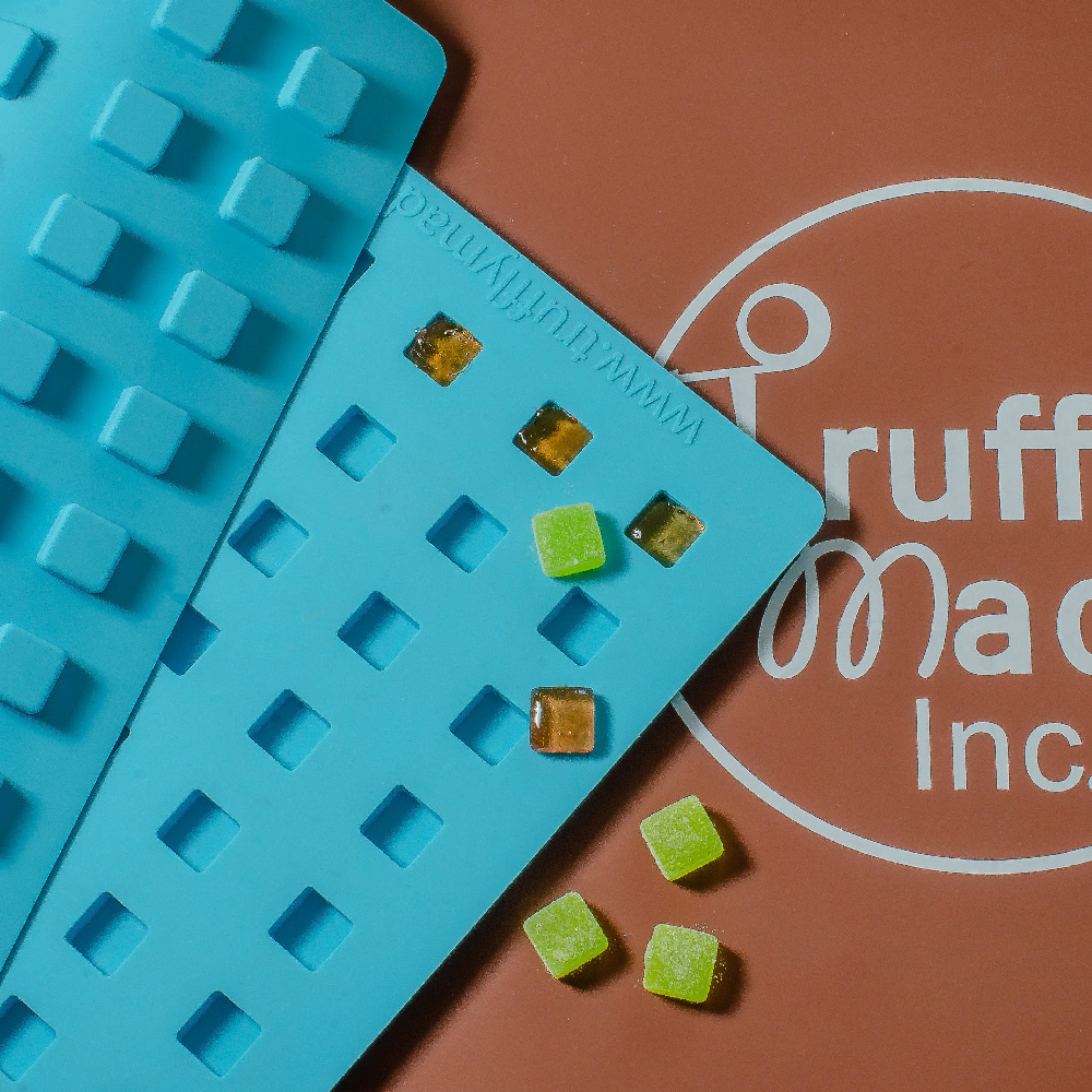 Mini rounded square 80 mold - Truffly Made Mini rounded square mold with candy