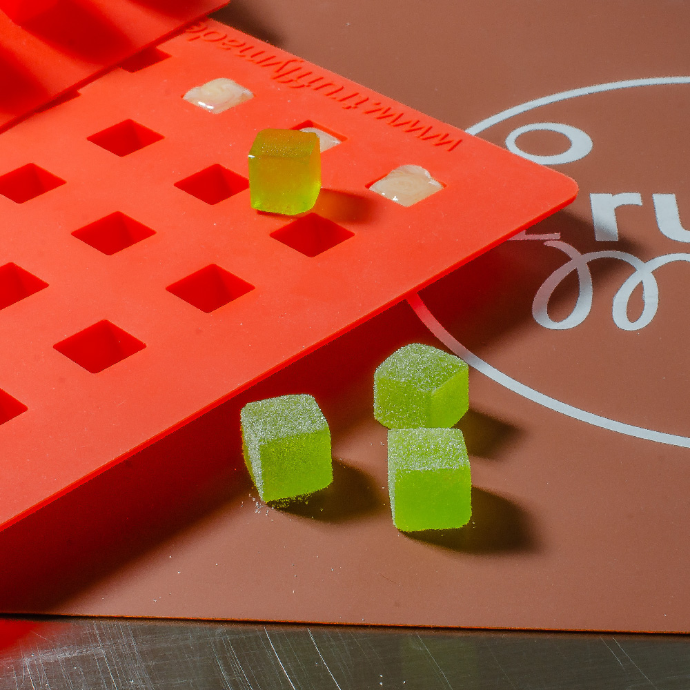 Dice 80 mold - Truffly Made Dice mold with candy